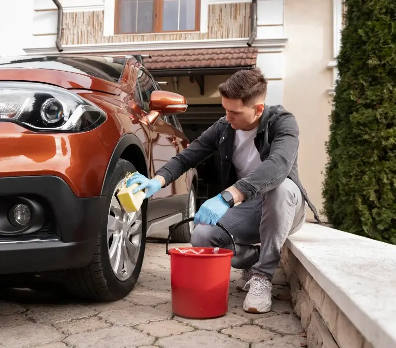 Lavage auto à domicile Le Coudray-Saint-Germer : professionnel intervenant sur un véhicule